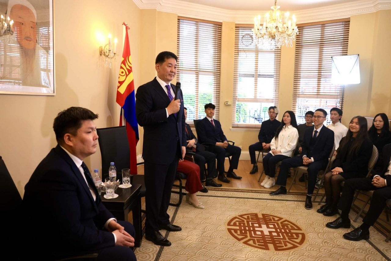 ерөнхийлөгч оюутанууд уулзалт