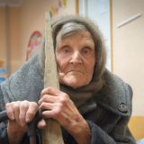 98 настай эмэгтэй Оросын цэрэгт эзлэгдсэн Украины нутгаас дүрвэхдээ 10 км замыг ганцаараа явган туулжээ