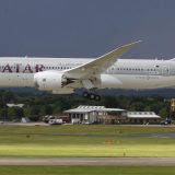 Qatar Airways компанийн нисэх онгоц агаарт донсолсны улмаас 12 хүн бэртжээ