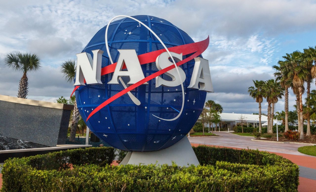 SpaceX хугацаанаасаа хоцорч байгаа тул НАСА саран дээр хүн буулгах төсөлдөө өөр компанийг нэмж өрсөлдүүлнэ