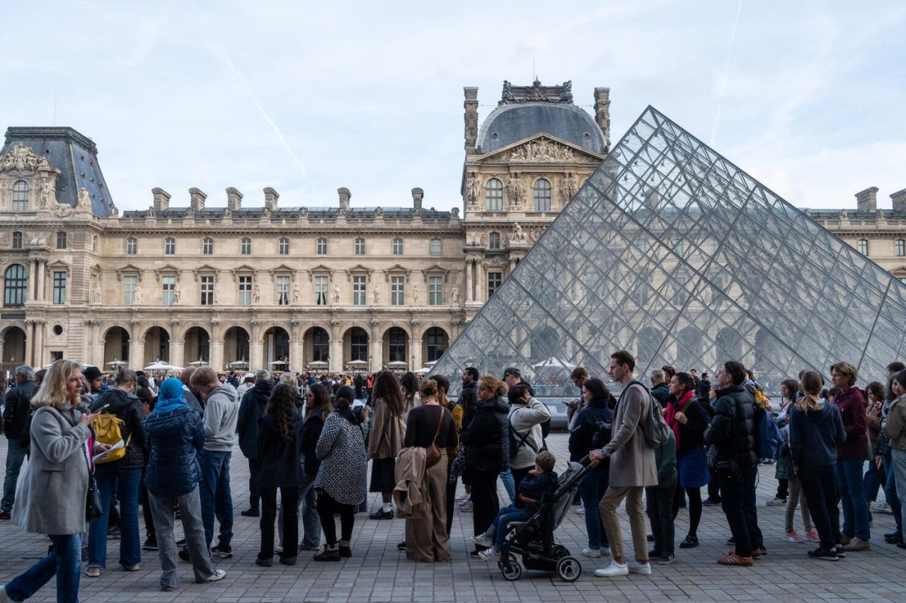 Хяналтын камерын тусгалд багтаагүй хэсгээр дээрэмчид нэвтэрснийг хүлээсэн Луврийн музейн захирал огцрохоор болжээ Хяналтын камерын тусгалд багтаагүй хэсгээр дээрэмчид нэвтэрснийг хүлээсэн Луврийн музейн захирал огцрохоор болжээ