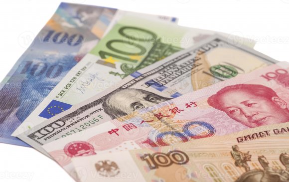 dollars-euro-swiss-franc-chinese-yuan-and-russian-ruble-bills-photo-580x365